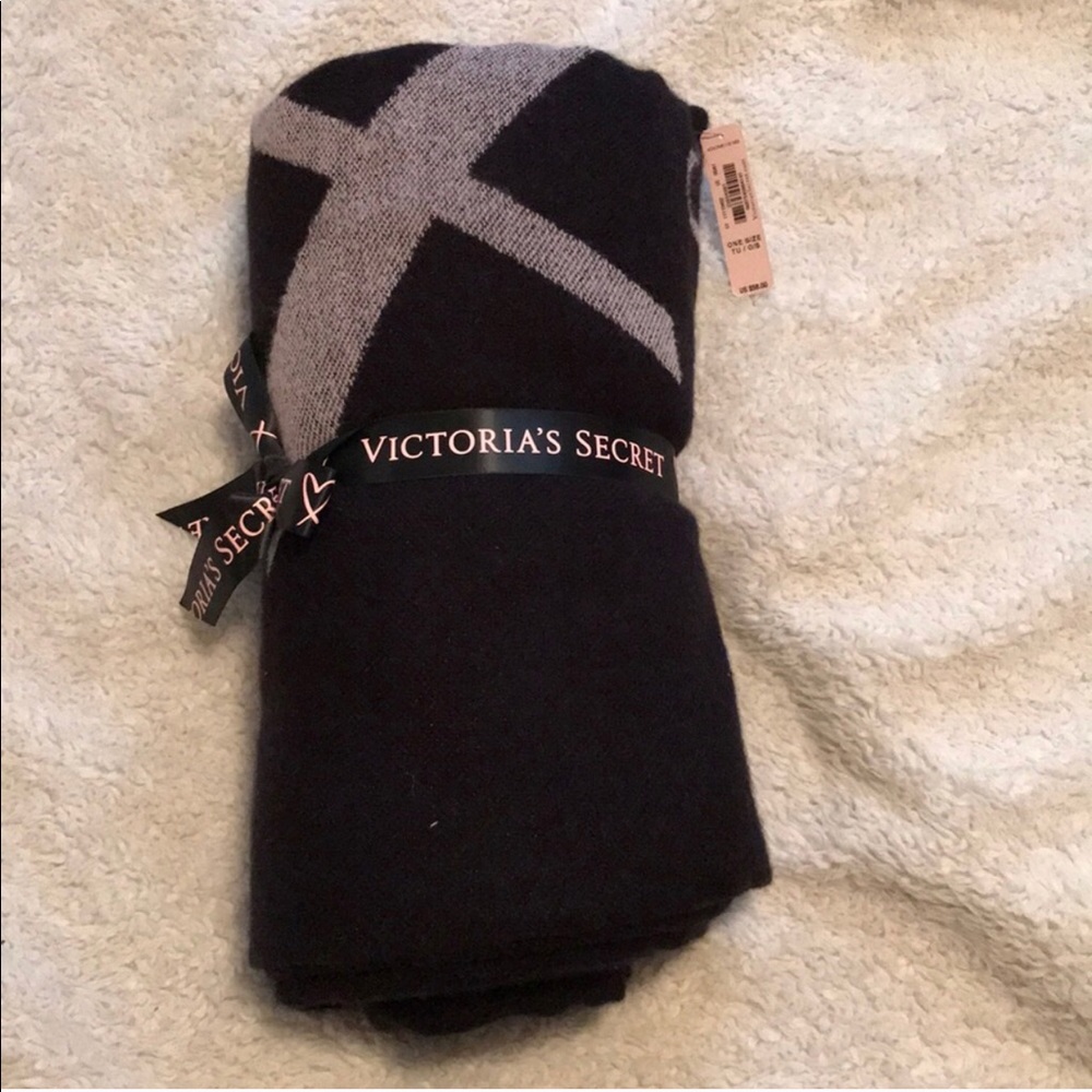 🆕 Victoria’s Secret Blanket
